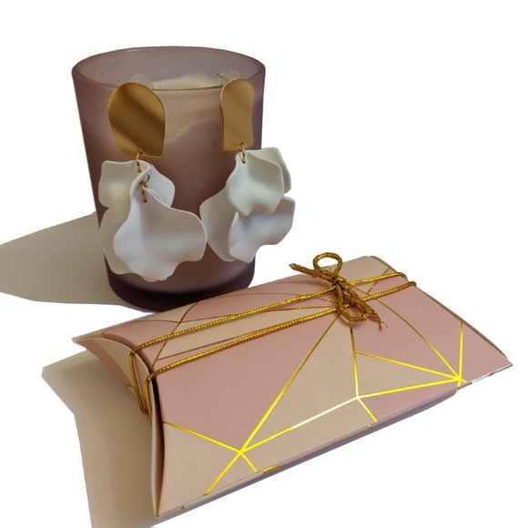 ๐ White Short Acrylic Earrings - Picture 4 of 5